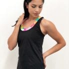 canotta nera con spallina intrecciata