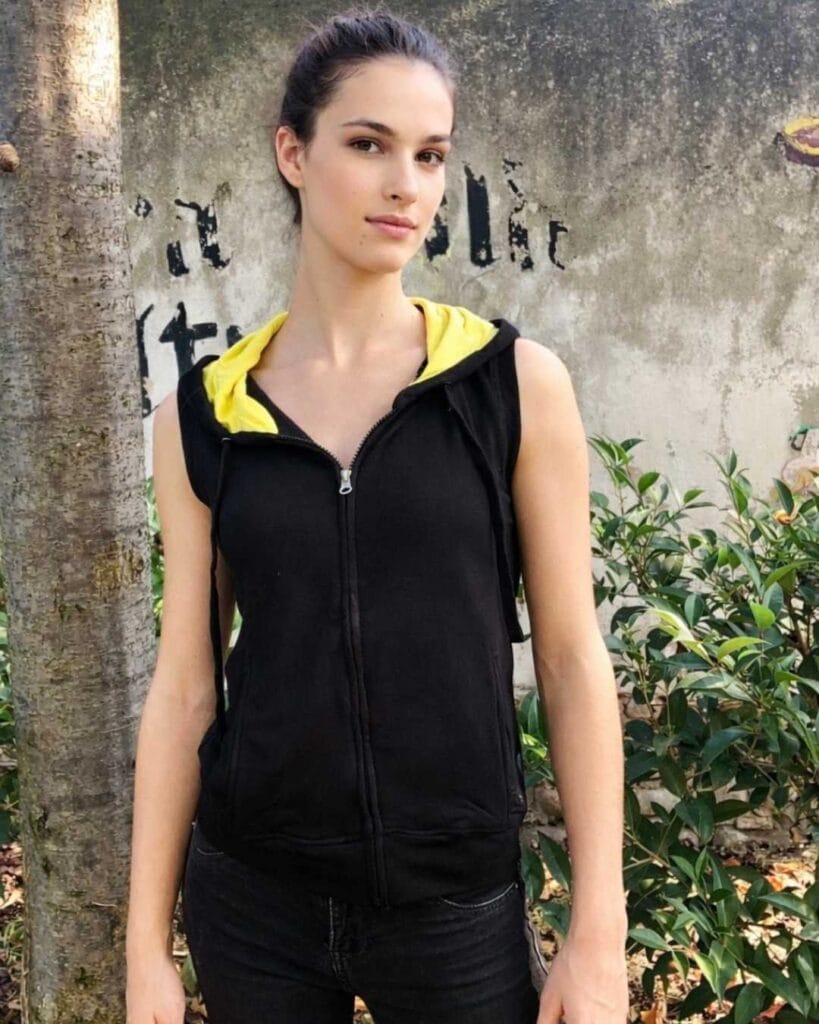 Gilet nero e giallo pole dance